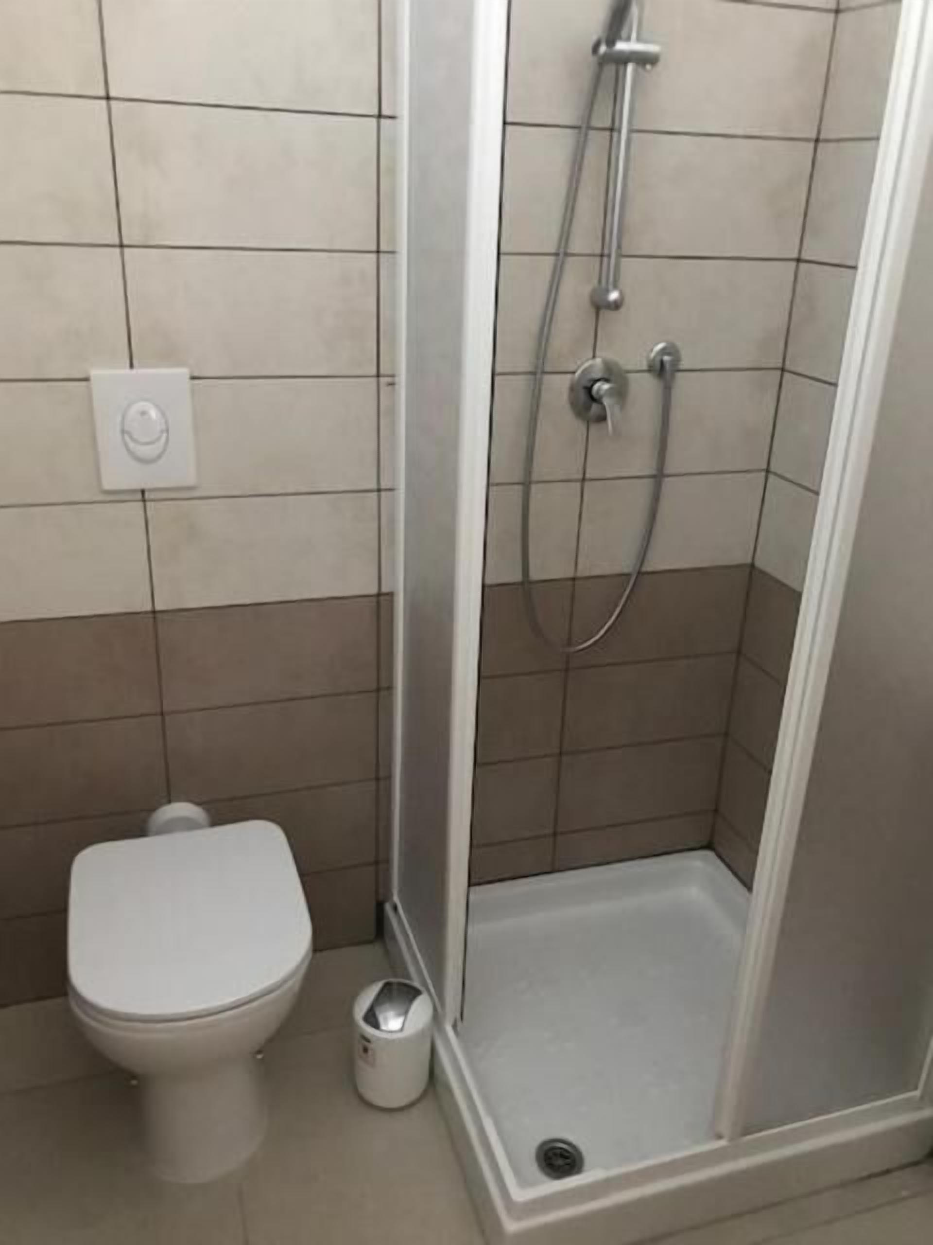 Shower, bidet, towels