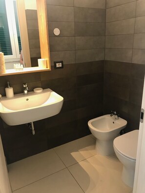 Een douche, een bidet, handdoeken