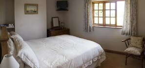 Double Room | Premium bedding, desk, iron/ironing board, free WiFi - Larkrise Cottage (Stratford-upon-Avon)