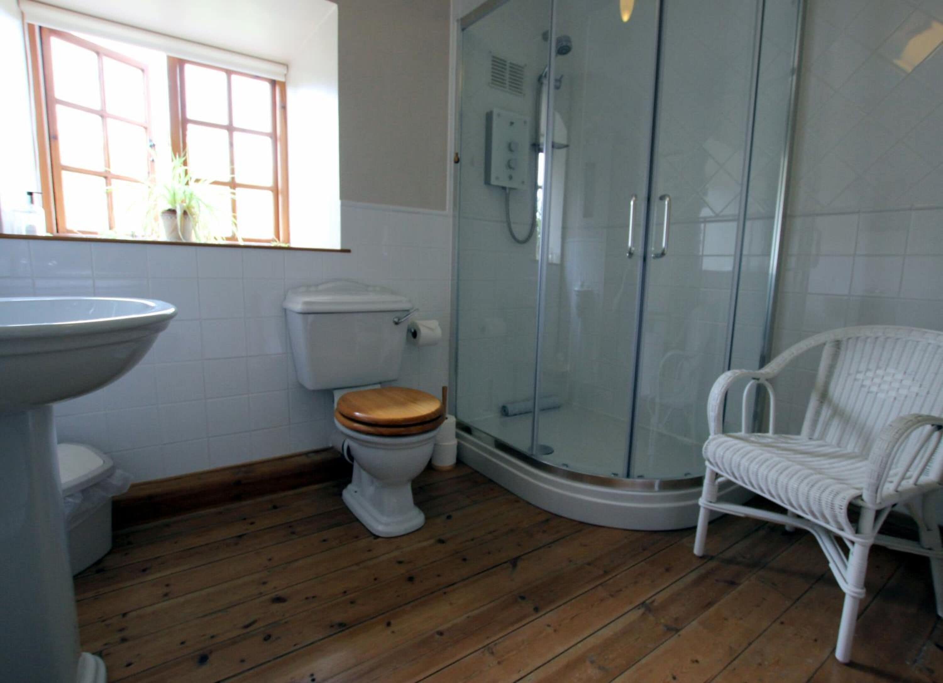 Dusche, kostenlose Toilettenartikel, Haartrockner, Handtücher