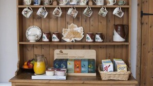 Una exhibición de desayuno con varios cereales, un frutero y un cartel que promociona cereales directamente.
