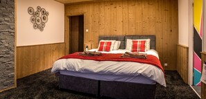 Quarto casal ou duplo premium, 1 quarto | Individualmente decorados, individualmente mobiliados, Wi-Fi de cortesia