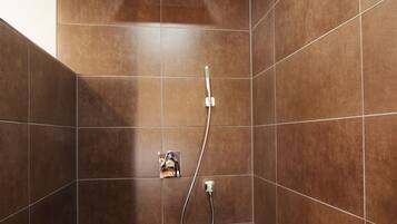 Familien-Suite, 2 Schlafzimmer, Nichtraucher | Badezimmer | Dusche, kostenlose Toilettenartikel, Haartrockner, Handtücher
