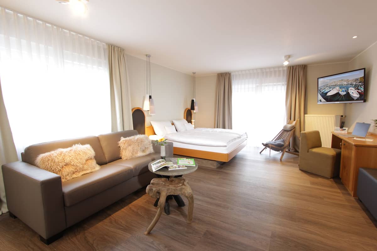 Comfort Double Room, 1 King Bed, Non Smoking | Premium bedding, in-room safe, desk, rollaway beds