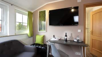 Kamar Double atau Twin Basic, 1 Tempat Tidur Queen, Bebas Asap Rokok | Area keluarga | TV layar datar dan film berbayar