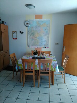 Großer Kühlschrank, Mikrowelle, Ofen, Herdplatte