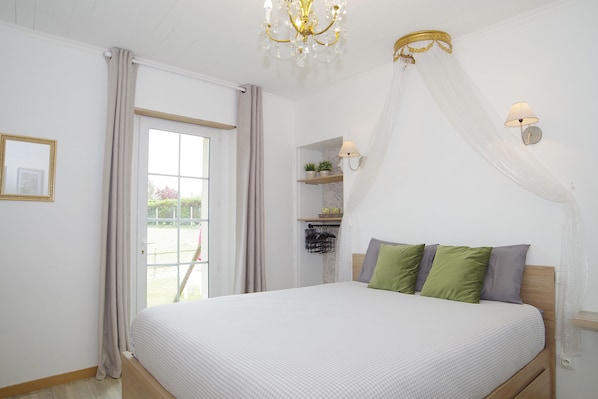 Double Room, Ensuite, Garden View (Le Printemps)