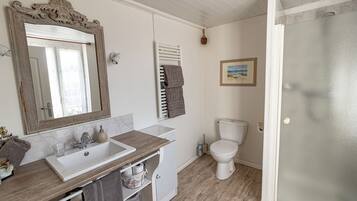 Værelse til 3 personer - eget badeværelse - udsigt til have (L'Automne) | Badeværelse