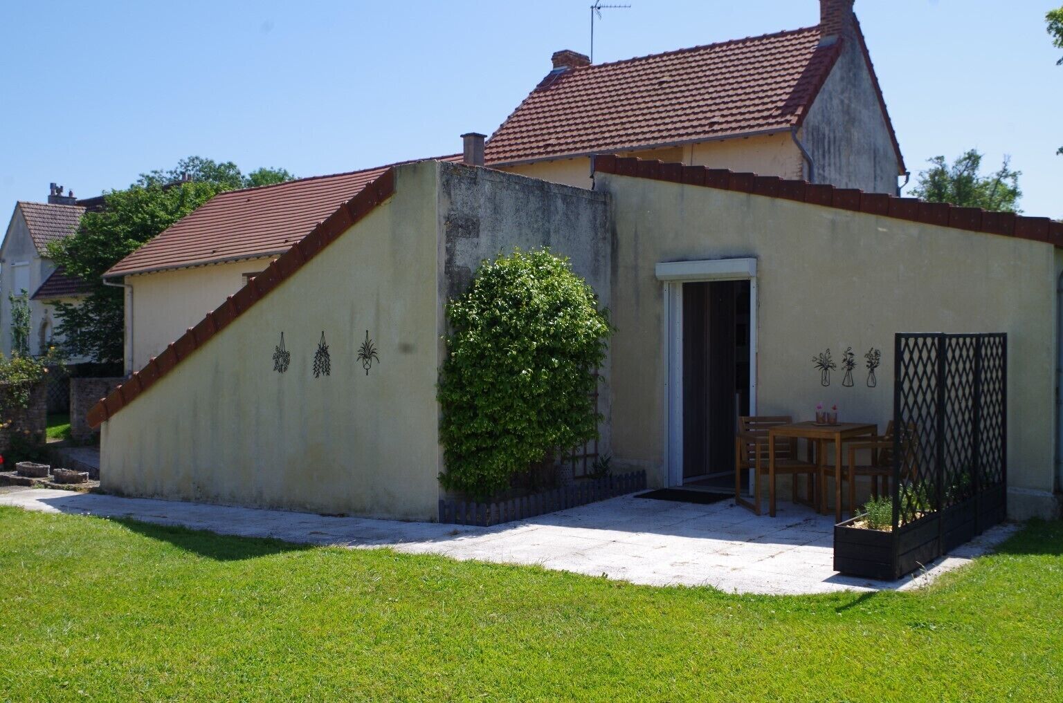 Chambre Double Supérieure, salle de bains attenante, vue jardin (L'Hiver)