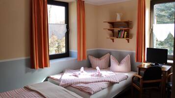 Habitación cuádruple clásica | Ropa de cama hipoalergénica, decoración individual, escritorio