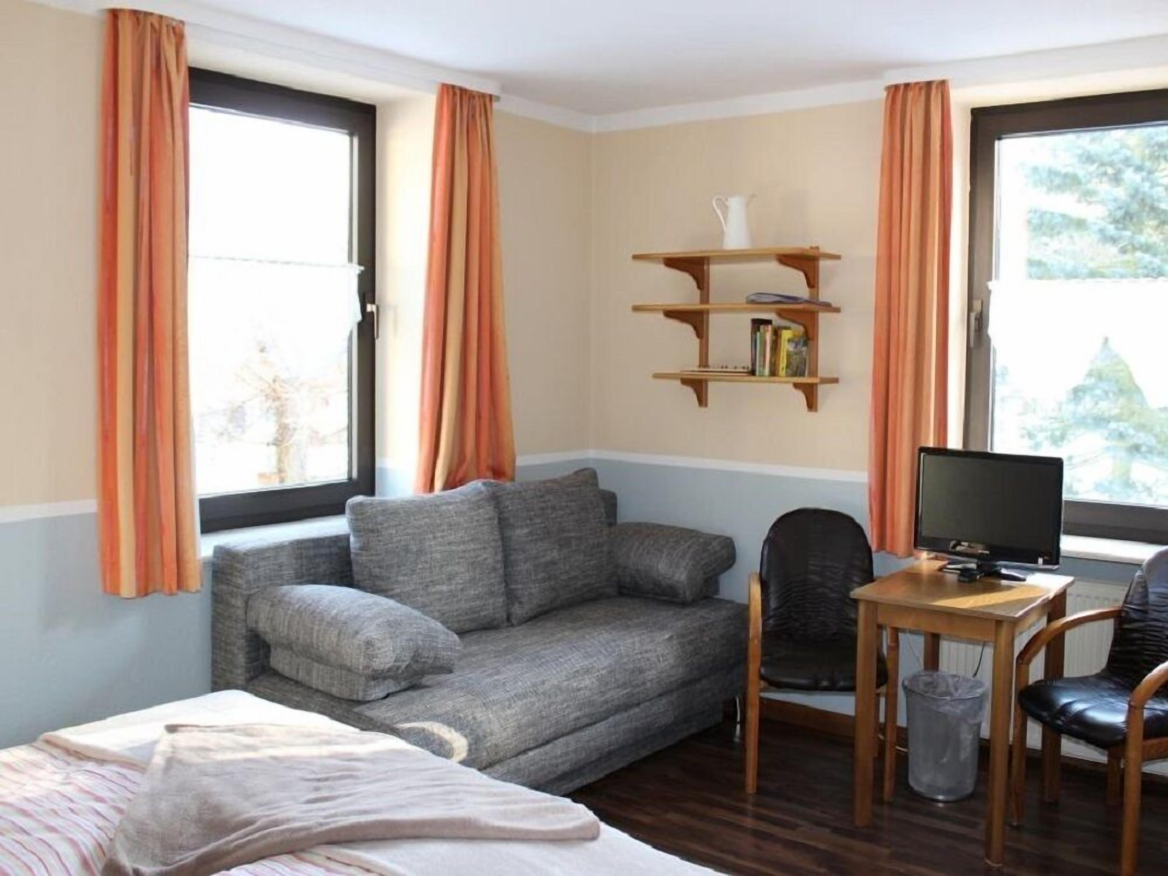 Classic-Vierbettzimmer | Allergikerbettwaren, individuell dekoriert, Schreibtisch