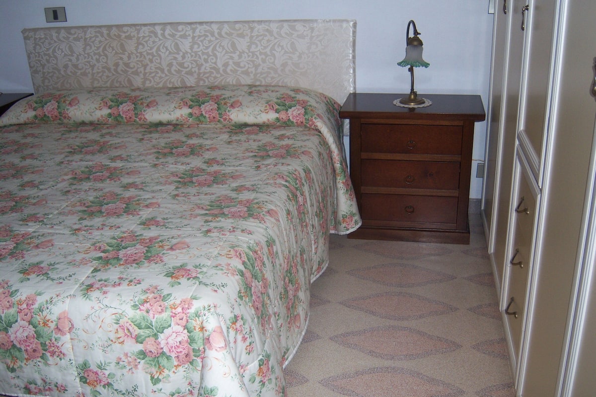 Standaard suite, privébadkamer | Een kluis op de kamer, individueel gedecoreerd, individueel gemeubileerd