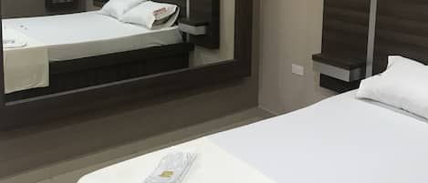 Chambre Double Confort, 1 grand lit, accessible aux personnes à mobilité réduite | Vue de la chambre