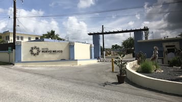 Entrada de un hotel con un cartel que dice "HOTEL NUEVO MEJICO PONCE".