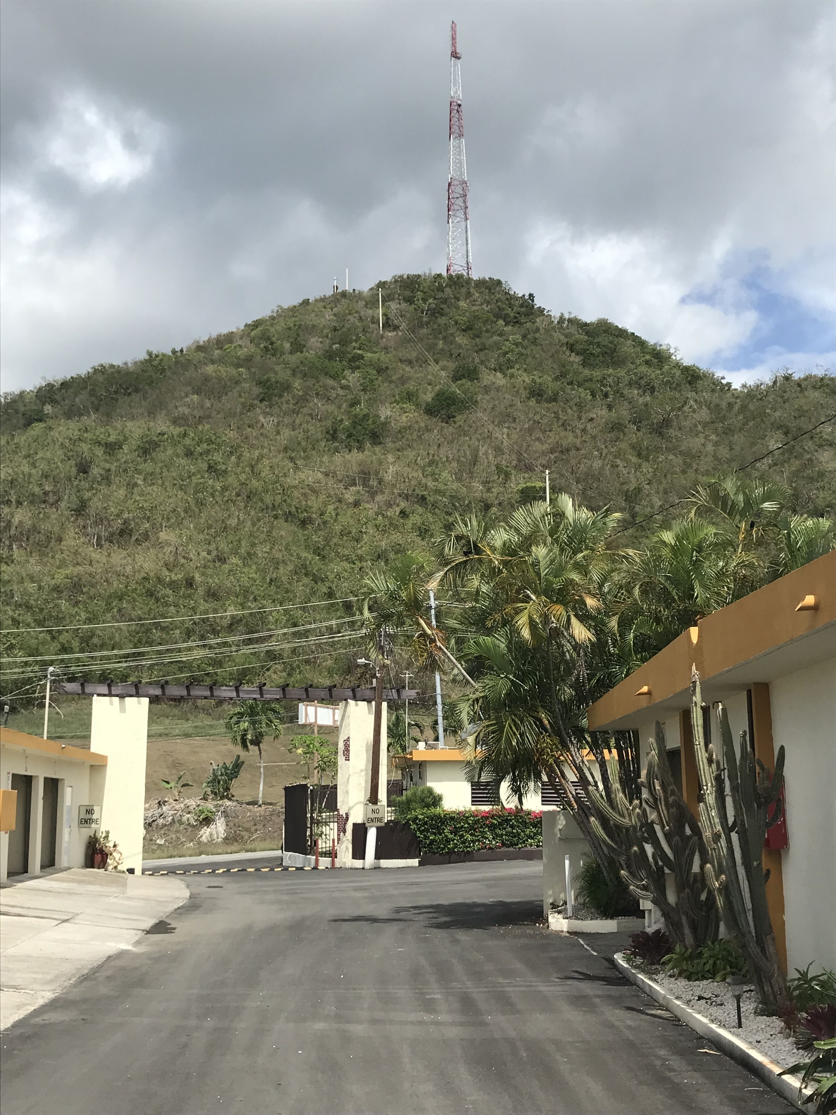 Una carretera que conduce a un edificio con un letrero que dice 'NO ENTRE'.