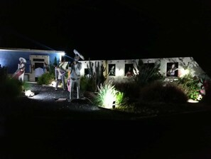 Fassade der Unterkunft – Abend/Nacht