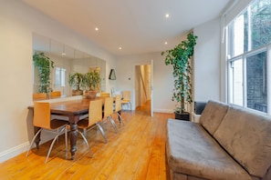 Apartamento conforto, 2 quartos | Área de estar | TV