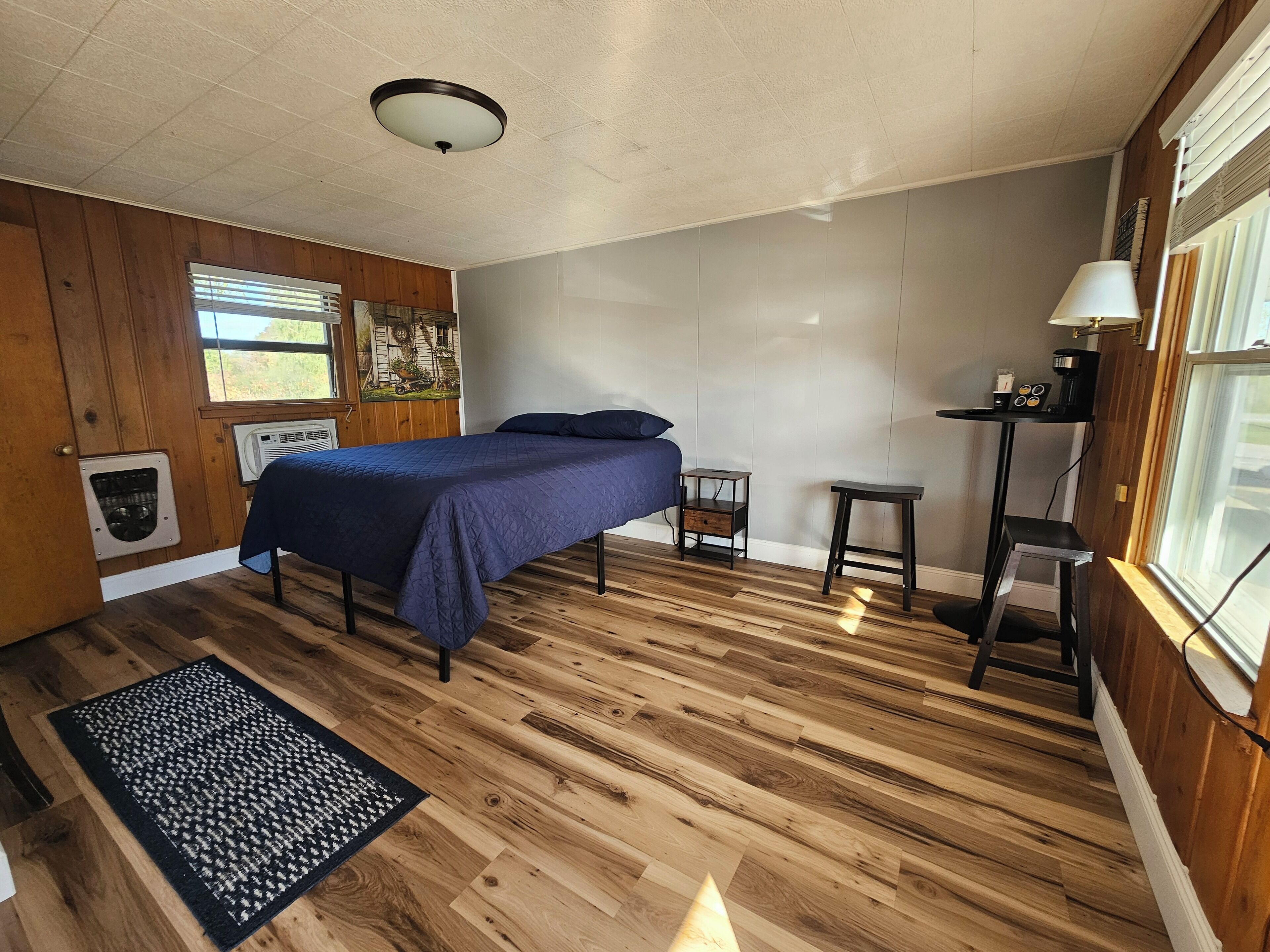 Economy Single Room, 1 Queen Bed | Individually decorated, individually furnished, iron/ironing board