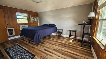 Kamar Single Ekonomi, 1 Tempat Tidur Queen | Didekorasi berbeda-beda dan dilengkapi dengan perabotan berbeda-beda