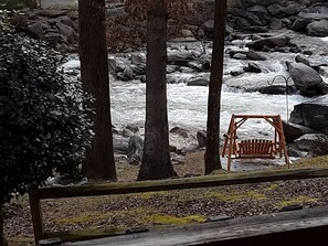 Panorama tweepersoonskamer, 2 queensize bedden, balkon, uitzicht op rivier | Uitzicht op de tuin