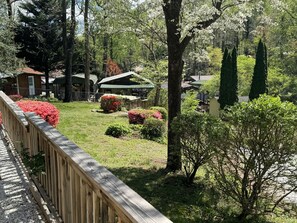 Panoramic-Doppelzimmer, Kühlschrank und Mikrowelle, Flussblick | Terrasse/Patio