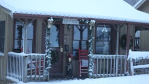 Front of property - Evening Shade River Lodge and Cabins (Chimney Rock)