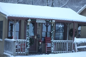 Front of property - Evening Shade River Lodge and Cabins (Chimney Rock)