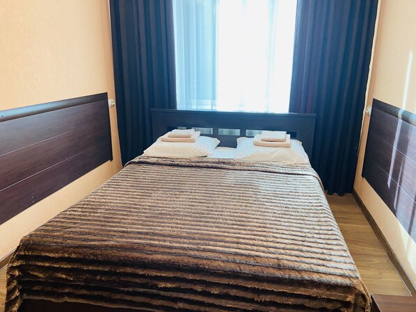 1 bedroom, in-room safe, iron/ironing board, free WiFi