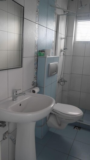 Regadera, amenidades de baño gratuitas, secadora de cabello, toallas