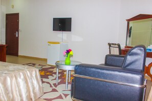 Standaard tweepersoonskamer | Een kluis op de kamer, een bureau, verduisterende gordijnen, gratis wifi