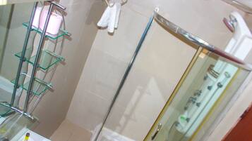 Basic Double Room | Bathroom | Shower, rainfall showerhead, free toiletries, hair dryer