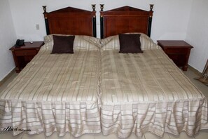 In-room safe, desk, blackout curtains, free WiFi - New Rivoli Hotel Benin (Cotonou)