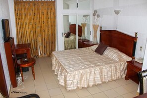 Een kluis op de kamer, een bureau, verduisterende gordijnen, gratis wifi