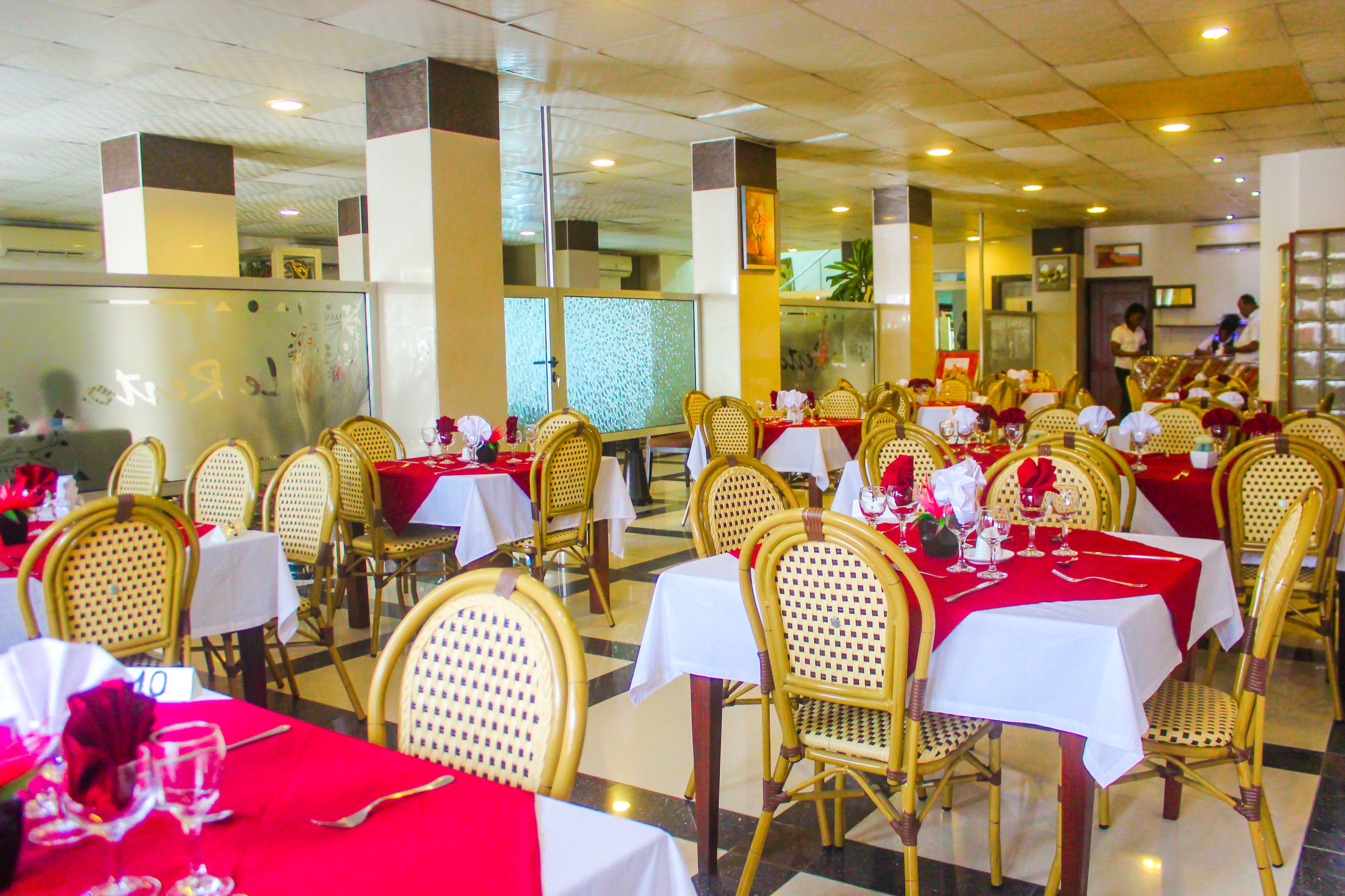 Petit déjeuner, déjeuner et dîner servis sur place