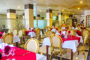 Breakfast, lunch, dinner served; international cuisine  - New Rivoli Hotel Benin (Cotonou)