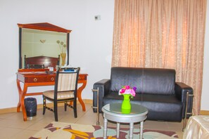 Standaard tweepersoonskamer | Een kluis op de kamer, een bureau, verduisterende gordijnen, gratis wifi