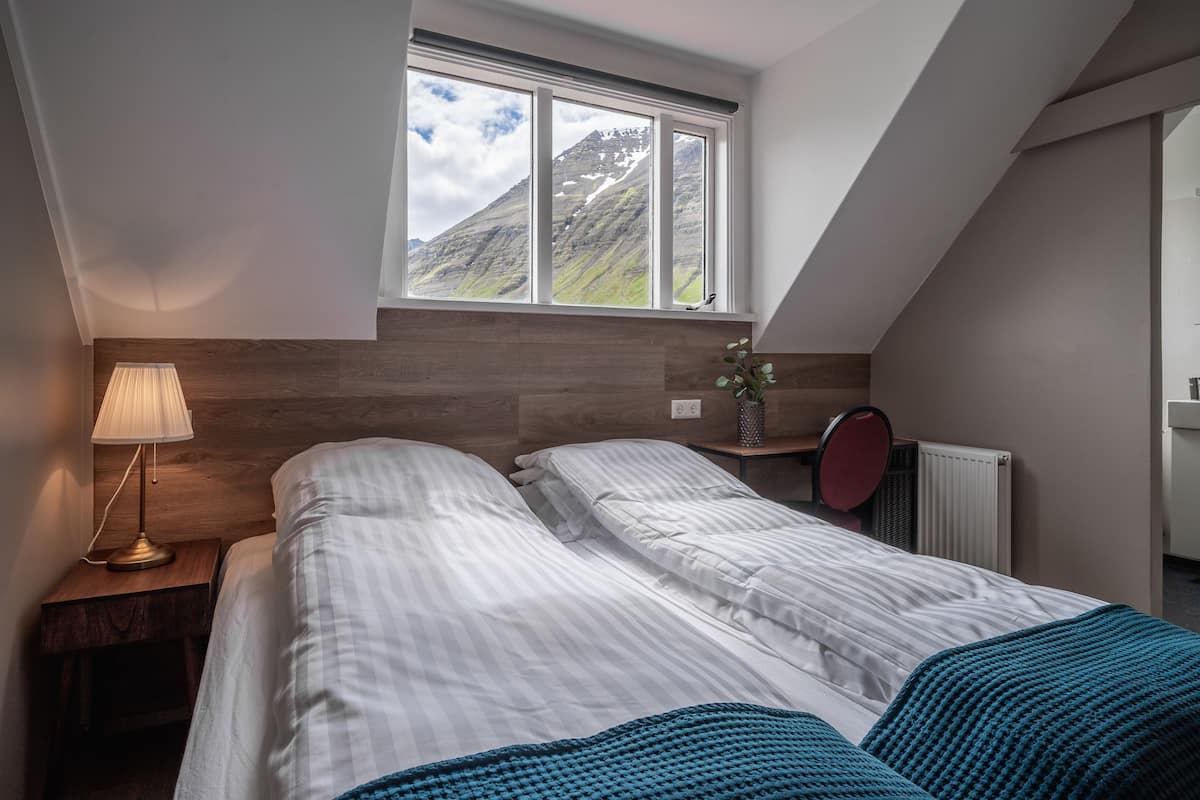 Habitación doble estándar, baño privado | Cortinas blackout, insonorización, cunas gratuitas y wifi gratis