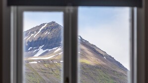 A window with a view of a mountain and a field. - Holt Inn (Holt)