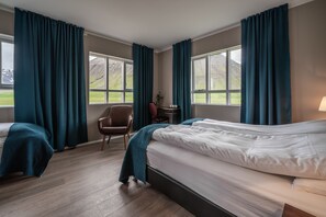 Family Triple Room, Private Bathroom (Deluxe) | Blackout drapes, soundproofing, free cribs/infant beds, free WiFi - Holt Inn (Holt)