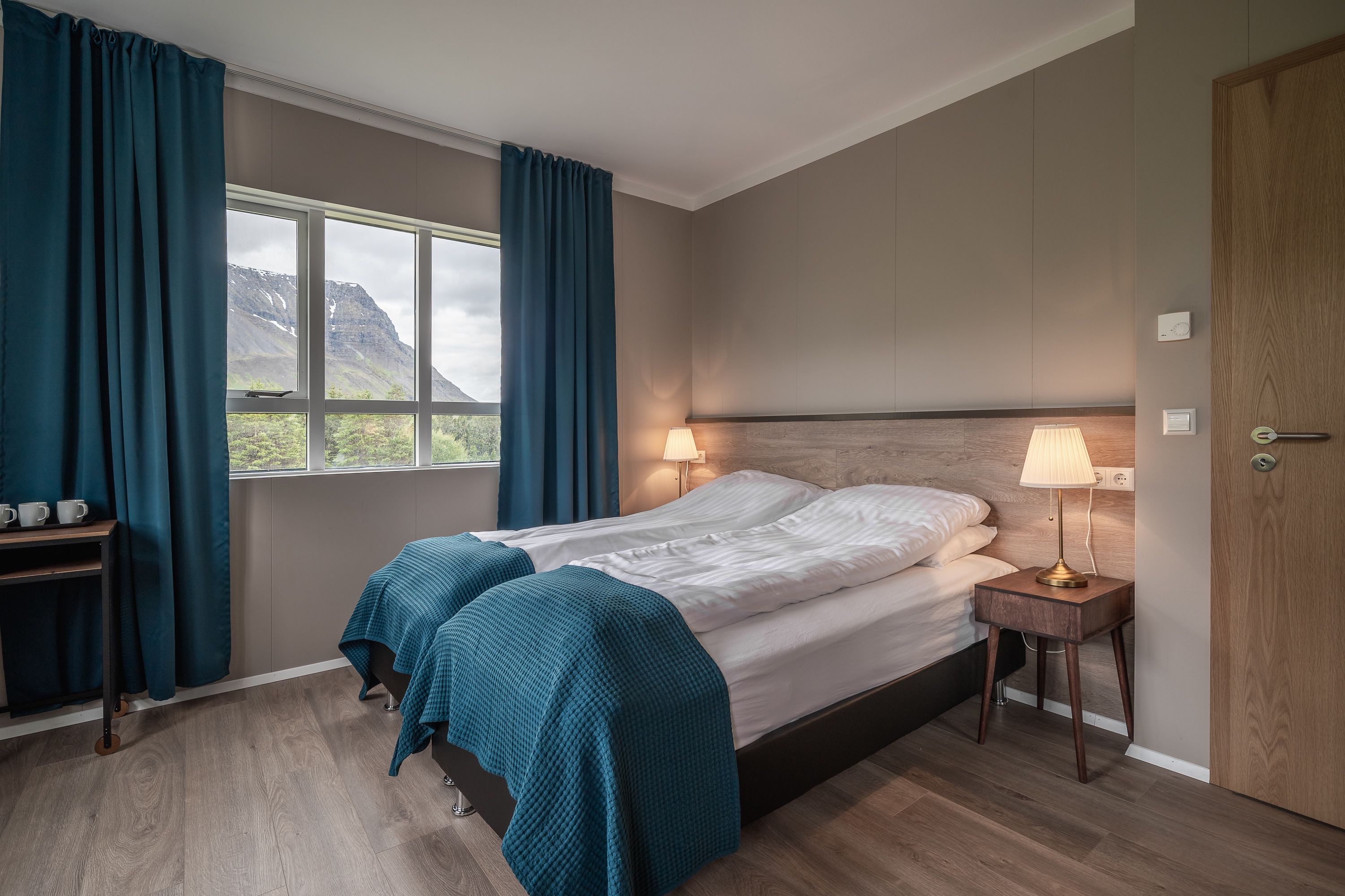 ستائر تعتيم وتجهيزات عازلة للصوت وأسرّة أطفال/رضّع (مجانًا)