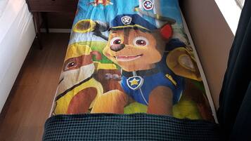 1 bedroom, blackout drapes, soundproofing, free cribs/infant beds