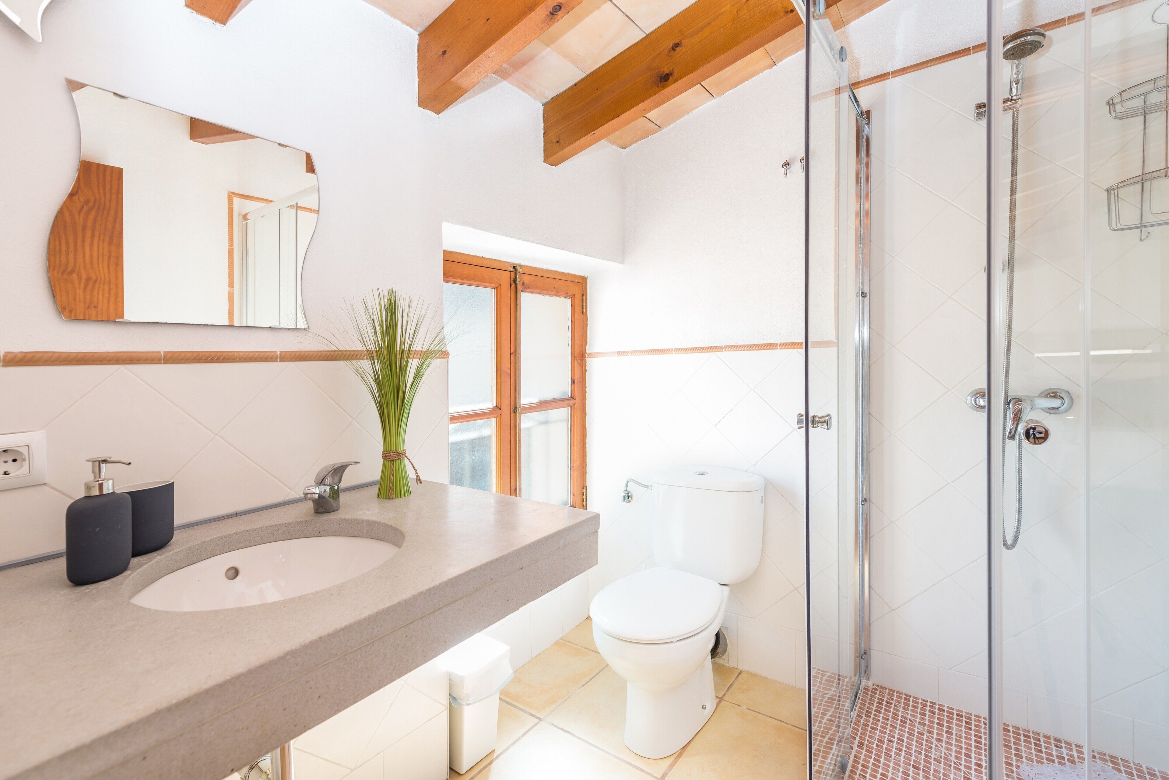 Badewanne, kostenlose Toilettenartikel, Haartrockner, Handtücher