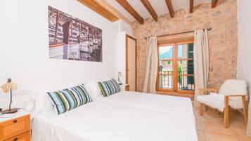 3 bedrooms, iron/ironing board, free WiFi, bed sheets