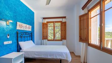 5 bedrooms, iron/ironing board, free WiFi, bed sheets