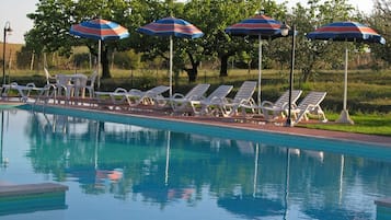 Una piscina al aire libre (de 08:00 a 19:00), sombrillas, tumbonas