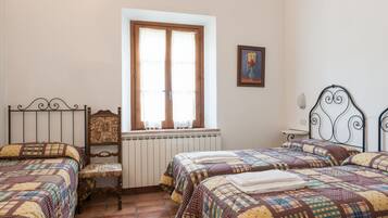 Suite, 2 slaapkamers | Een bureau, geluiddichte muren, een strijkplank/strijkijzer, gratis wifi