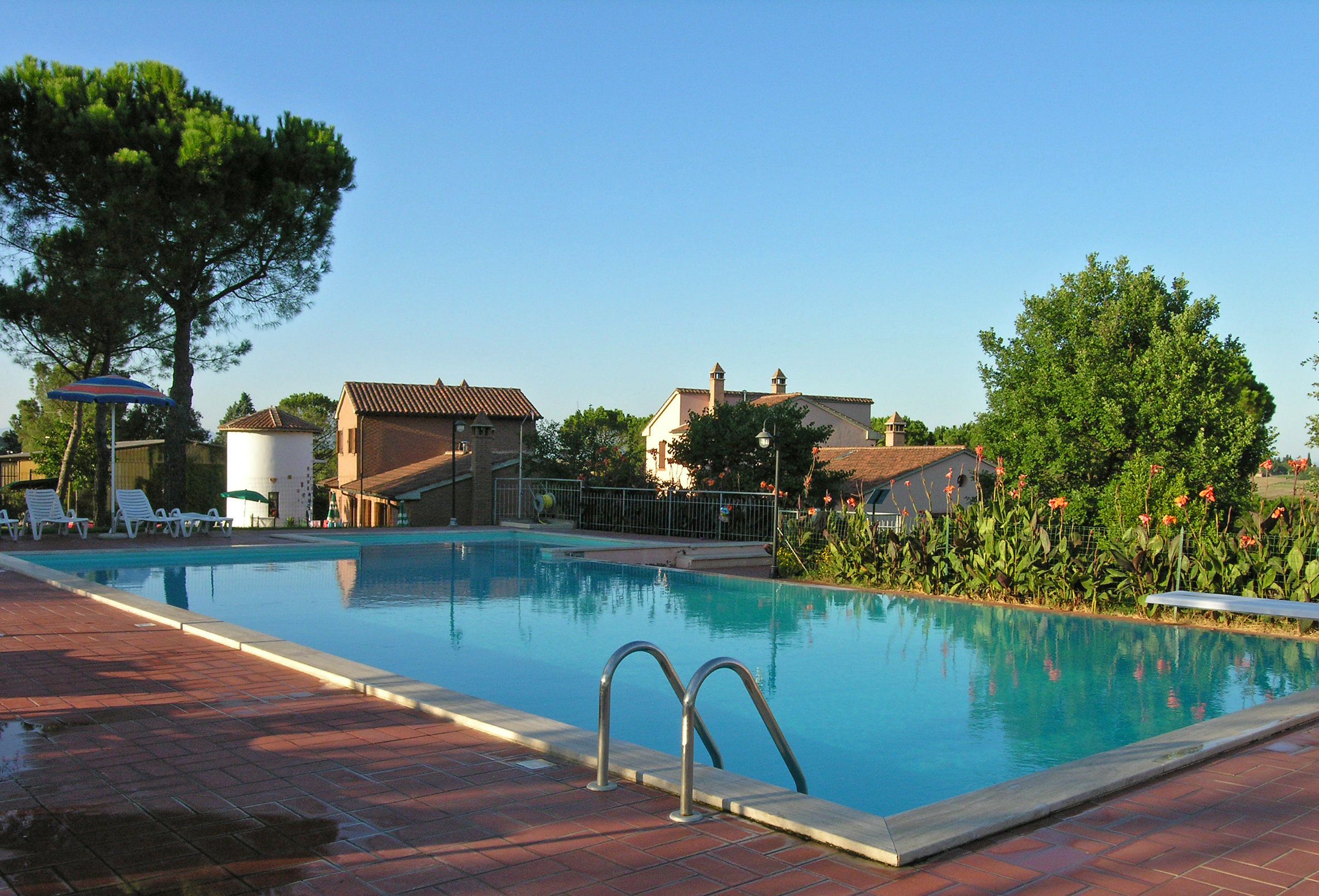 Utomhuspool, öppet 08.00 till 19.00, parasoller och solstolar