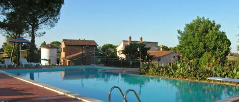 Piscine extérieure, accÚs possible de 8 h à 19 h, parasols