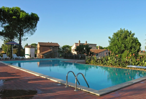 Outdoor pool, open 8 AM to 7 PM, pool umbrellas, sun loungers - Poggio Verde (Castiglione del Lago)