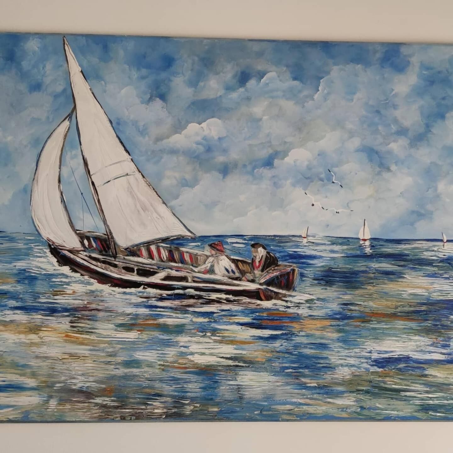 Una pintura de un velero en aguas tranquilas bajo un cielo nublado.